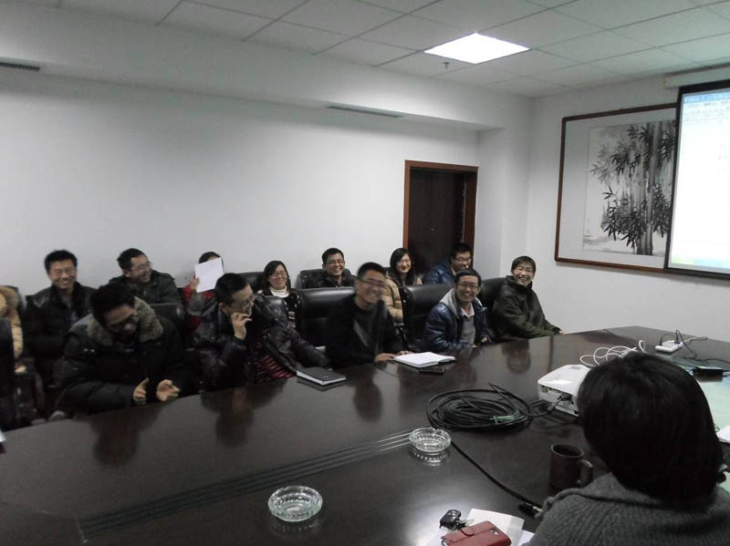 ���\����